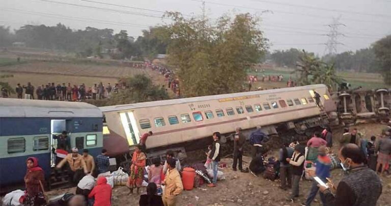 उत्तर बंगाल: गुवाहाटी-बीकानेर एक्सप्रेस ट्रेन दुर्घटना में अब तब 9 लोगो की मौत उत्तर बंगाल: गुवाहाटी-बीकानेर एक्सप्रेस ट्रेन दुर्घटना में अब तब 9 लोगो की मौत