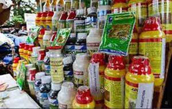 खाद विक्रेताओं के परिसर में छापा, अधिक मूल्य में उर्वरक बेचने का आरोप