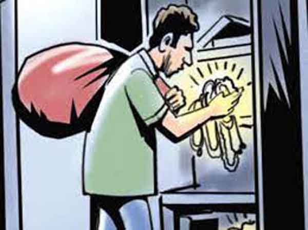 तीन मकानों में चोरों ने बोला धावा, सोना-चांदी सहित लाखों की नकदी पार तीन मकानों में चोरों ने बोला धावा, सोना-चांदी सहित लाखों की नकदी पार