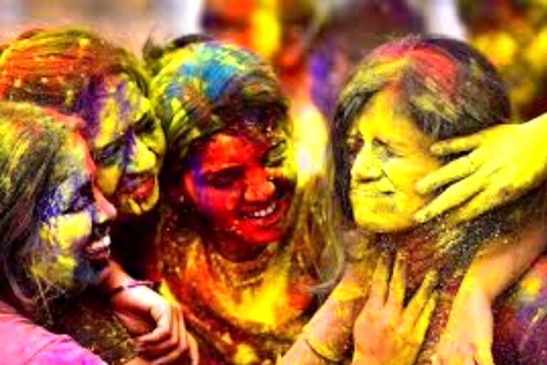 होली खेलने से पहले रखें इन बातों का ध्यान, तो नहीं होगा स्किन और बालों को नुकसान