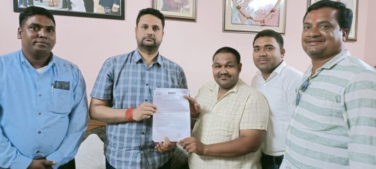 CSVTU भिलाई के डी -फार्मेसी छात्रों के ऑनलाइन मोड में परीक्षा की मांग को लेकर NSUI दुर्ग के प्रतिनिधि मंडल ने उच्च शिक्षा मंत्री श्री उमेश पटेल जी को सौंपा ज्ञापन :
