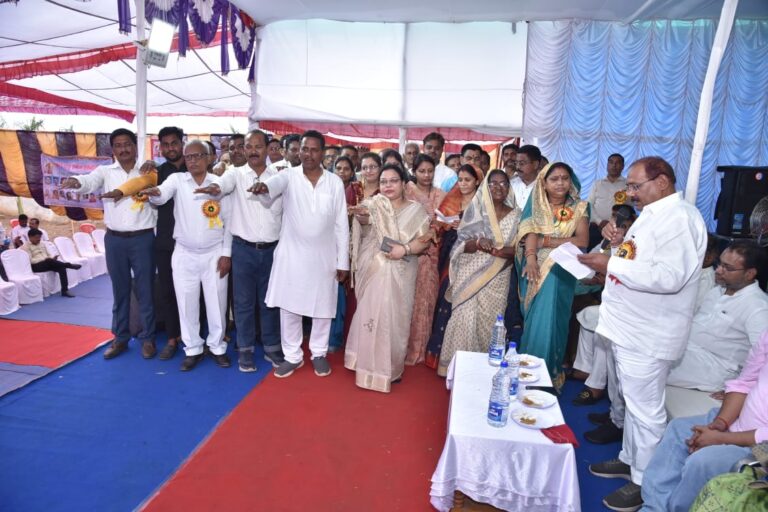 दुर्ग जिला – तहसील साहू संघ भिलाई चरोदा के शपथ ग्रहण कार्यक्रम के मुख्य अतिथि रूद्र कुमार(मंत्री लोक स्वास्थ्य यांत्रिकी/ग्रामोद्योग तथा पूर्व महिला बाल विकास मंत्री श्रीमती रमशीला साहू व पूर्व हस्तसिल्पबोर्ड के अध्यक्ष दीपक ताराचंदसाहू प्रदेश साहू संघ के अध्यक्ष माननीय टहल साहू आदि उपस्थित…