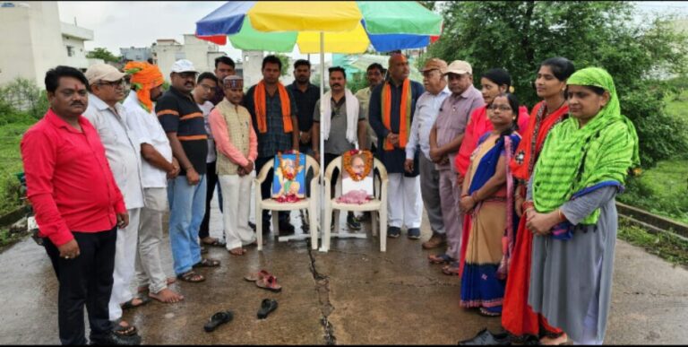 दुर्ग जिला – डॉ. श्यामाप्रसाद मुखर्जी जयंती पर भाजपाइयों ने किया वृक्षारोपण,पीएम मोदी के नेतृत्व में मुखर्जी का जो इच्छा था वह साकार होने लगा- दिनेश देवांगन…