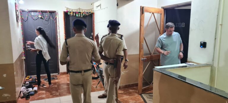 दुर्ग जिला – दुर्ग पुलिस के द्वारा शहर के पाश इलाको, अपार्टमेंट, कॉलोनियों में दबिश देकर की गई अकस्मात चेकिंग.अलसुबह 5:00 बजे से चलाया गया अभियान कुबेर एवं सूर्या रेसिडेंसी, चौहान टाउन में किया गया चेकिंग अभियान डेढ़ दर्जन से अधिक अधिकारी एवं 150 से अधिक जवान अभियान में शामिल…