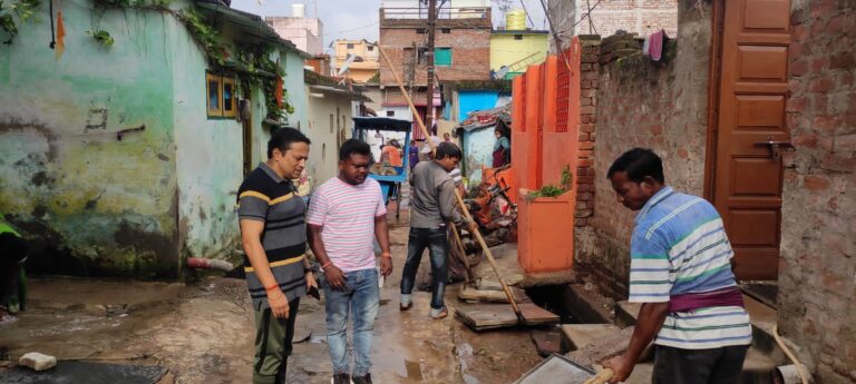 भिलाई नगर दुर्ग – कृष्णा नगर की सघन बस्ती में पहुंचे आयुक्त लोकेश चंद्राकर, घनी बस्तियों में नाली सफाई अभियान में तेजी लाने के दिए निर्देश…