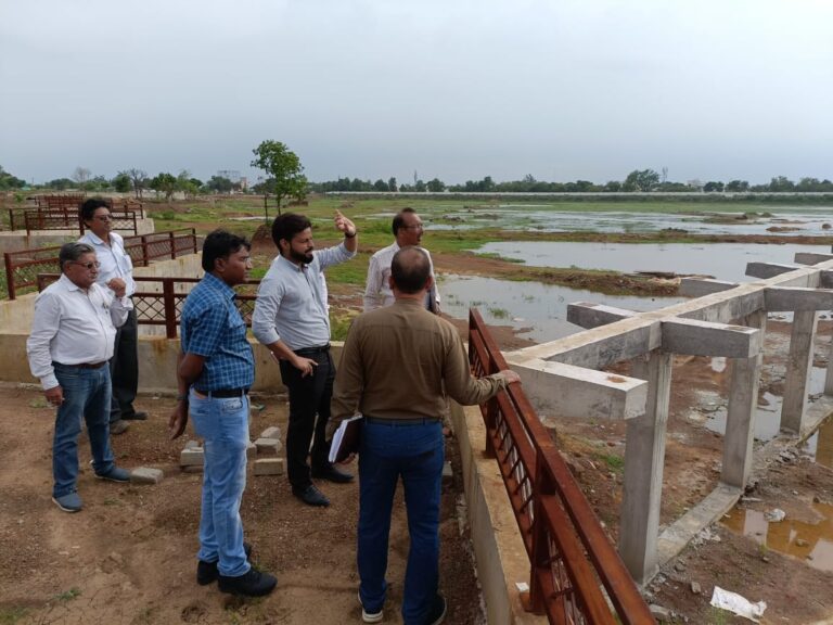 दुर्ग जिला – कलेक्टर पुष्पेंद्र मीणा ने आयुक्त के साथ ठगड़ा बांध के निर्माण कार्य का किया निरीक्षण, निर्माण कार्यों को गुणवत्तापूर्ण ढंग से शीघ्रता शीघ्र पूरा करने के दिए निर्देश…