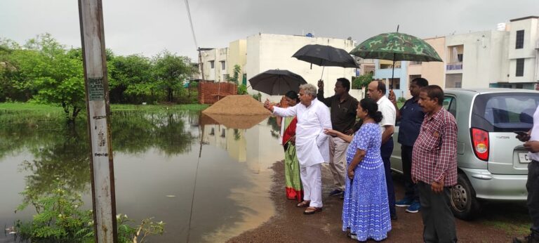 सड़कों पर गड्ढे, जलभराव, आवारा मवेशियों के सड़क पर विचरने और स्ट्रीट लाइट व्यवस्था की समीक्षा करें कलेक्टर और निगम कमिश्नर : वोरा
