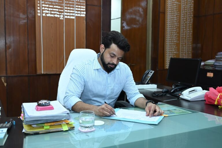 जिले के नये कलेक्टर श्री पुष्पेंद्र कुमार मीणा ने संभाला पदभार श्री मीणा 2012 बैच के भारतीय प्रशासनिक सेवा के आफिसर हैं।