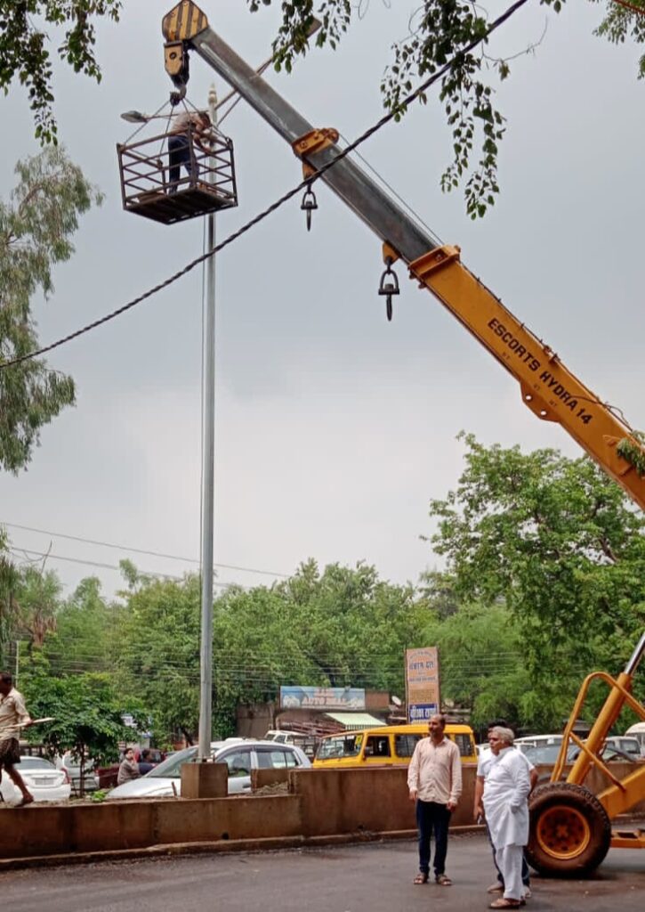 दुर्ग जिला – पीडब्लूडी सेक्रेटरी से विधायक अरुण वोरा की शिकायत के बाद दो दिनों में शुरू हुआ जीई रोड पर स्ट्रीट लाइट लगाने का काम …