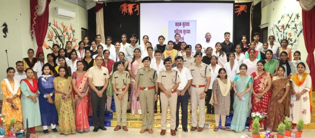 दुर्ग जिला – पुलिस प्रशासन द्वारा श्री शंकराचार्य नर्सिग कॉलेज हुडको में यातायात जागरूकता एवं साइबर अपराध से बचने के उपाय तथा महिला सुरक्षा से संबंधित एक दिवसीय प्रशिक्षण का आयोजन…