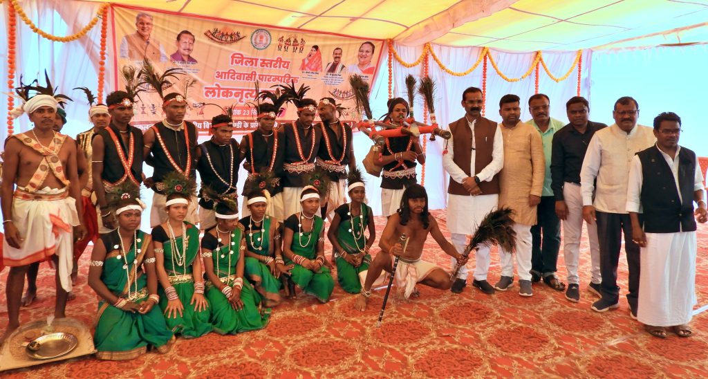 बालोद जिला – एकलव्य आदर्श आवासीय विद्यालय परिसर डौण्डी में आज आयोजित जिला स्तरीय आदिवासी पारम्परिक लोकनृत्य महोत्सव में पहुॅचे आदिवासी कलाकारों ने अपने उत्कृष्ट प्रस्तुति से बेहतरीन शमा बांधा…