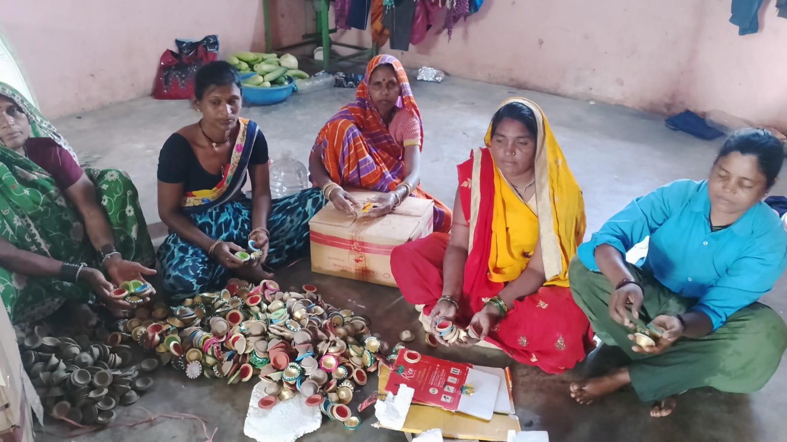 दुर्ग जिला – स्वच्छ वातावरण गौ माता के गोबर से बने दीपक से रोशन होगी दीपावली…