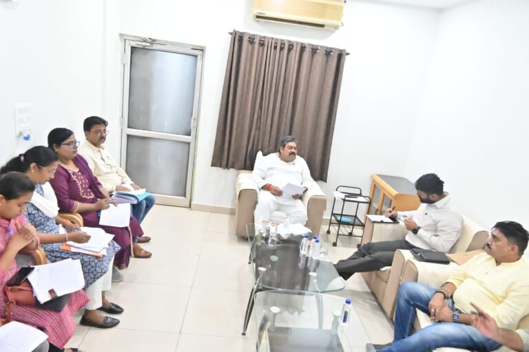 दुर्ग जिला – निगमायुक्त रोहित व्यास ने ऐसा क्यों कहा कि जिस भी क्षेत्र में खम्बे तो लगे है। लेकिन लाईट कि व्यवस्था अभी तक नहीं हो सका पढ़िए पूरी खबर…