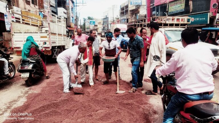 दुर्ग जिला – प्रधानमंत्री नरेंद्र मोदी के जन्मदिन पर रोड के गड्ढे पाट कर भाजपाइयों ने किया श्रमदान पढ़िए पूरी खबर…