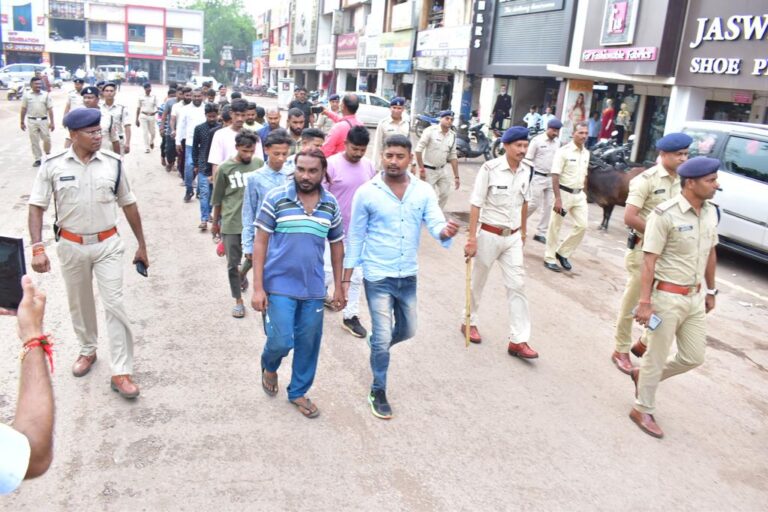 दुर्ग पुलिस द्वारा चाकूबाजी, अड्डेबाजी एवम खौफ जमाने वाले बदमाशो के निकले पसीने 53 से अधिक बदमाशो को प्रातः चार बजे से घेराबंदी पढ़िए पूरी खबर…