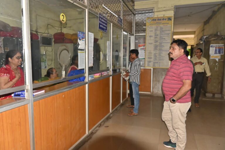 दुर्ग जिला – भिलाई नगर अपर आयुक्त अशोक द्विवेदी ने निगम कार्यालय में कार्यरत अधिकारी एवं कर्मचारियों को कार्यालयीन समय 10 बजे उपस्थिति का निरीक्षण के दौरान क्या दिशानिर्देश दिए पढ़िए पूरी खबर…