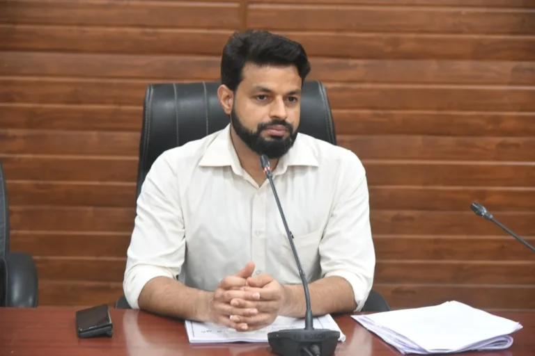 दुर्ग जिला – कलेक्ट्रेट सभाकक्ष में कलेक्टर पुष्पेन्द्र कुमार मीणा ने बैठक लेकर आगामी त्योहारों के मद्देनजर अधिकारियों को क्या दिशानिर्देश जारी किए पढ़िए पूरी खबर…