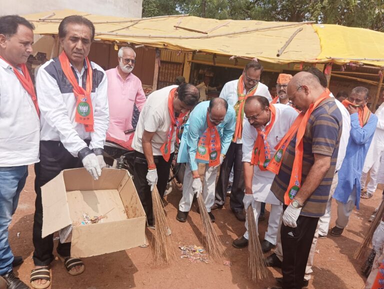 दुर्ग जिला – भाजपा अध्यक्ष जितेन्द्र वर्मा ने कहा स्वच्छता को एक संस्कार के रूप में लेना होगा महात्मा गांधी को स्वच्छांजलि पढ़िए पूरी खबर..