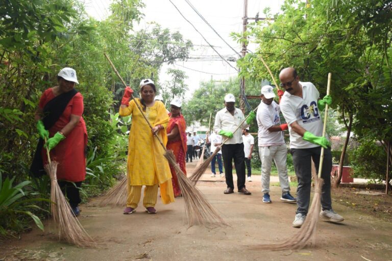 दुर्ग जिला – रिसाली निगम में स्वच्छता अभियान चलाया गया जिसमें मैदान को कुछ घंटे में साफ करना असंभव था लेकिन शहर सरकार और नागरिकों की मेहनत रंग लाई पढ़िए पूरी खबर…
