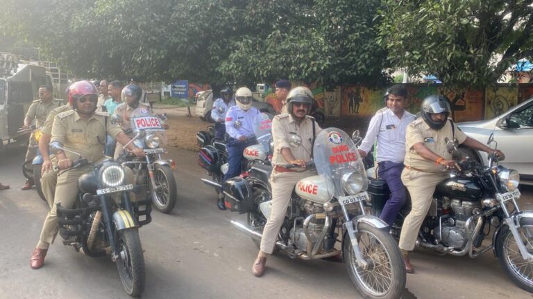 दुर्ग जिला – आदर्श आचार संहिता लागू होते ही दुर्ग पुलिस ने निकाला फ्लैग मार्च…