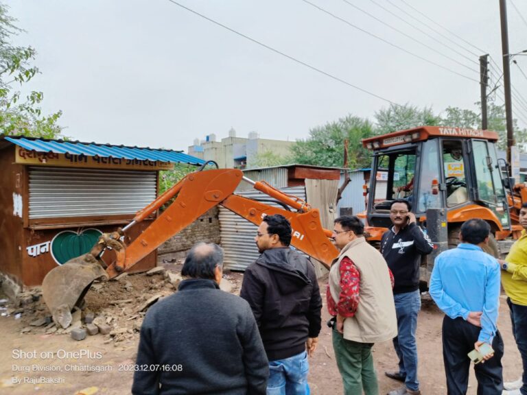 दुर्ग शहर स्थित पोटिया कला चौक में निगमायुक्त के निर्देश पर अवैधरूप से लगें आठ गुमटियां पर चला बुलडोजर पढ़िए पूरी खबर…