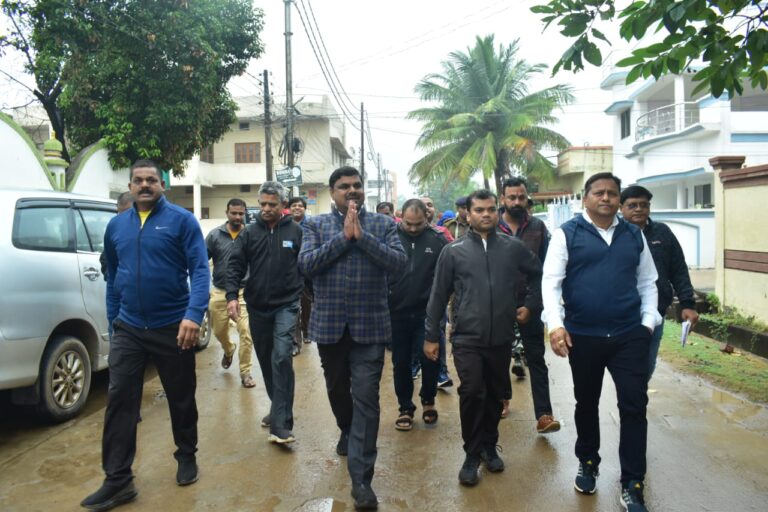 दुर्ग शहर की समस्याओं को दूर करने विधायक गजेंद्र यादव ने विभिन्न क्षेत्रों का दौरा करते हुए कहा आम जनमानस की पीड़ा मेरी अपनी पीड़ा पढ़िए पूरी खबर…