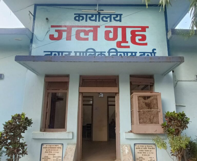 दुर्ग शहरवासियों को एक तरफ पानी कि किल्लत तो वहीं दुसरी ओर कर्मचारियों कि मनमानी लापरवाही से कई लीटर पानी की बर्बादी पढ़िए पूरी खबर…