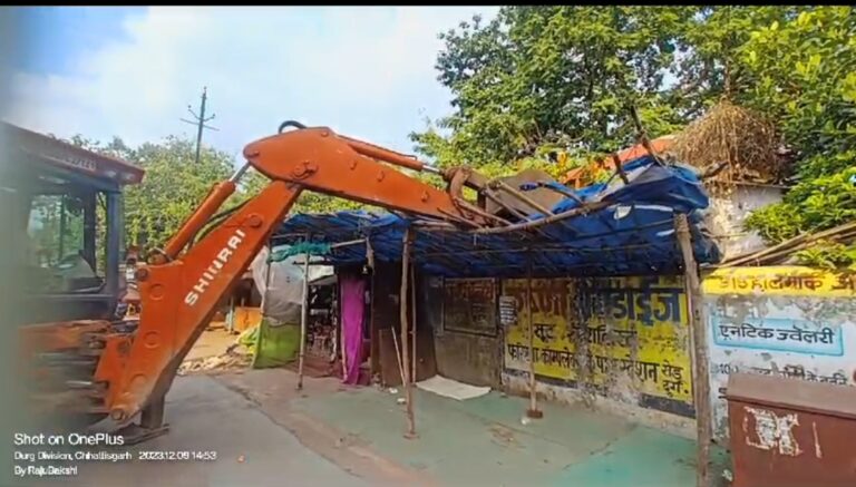 दुर्ग शहर नगर निगम आयुक्त लोकेश चन्द्राकर के नेतृत्व में शहरी व्यवस्था को सुधारने प्रशासन का बेदखली अभियान चलाया बुलडोजर पढ़िए पूरी खबर…