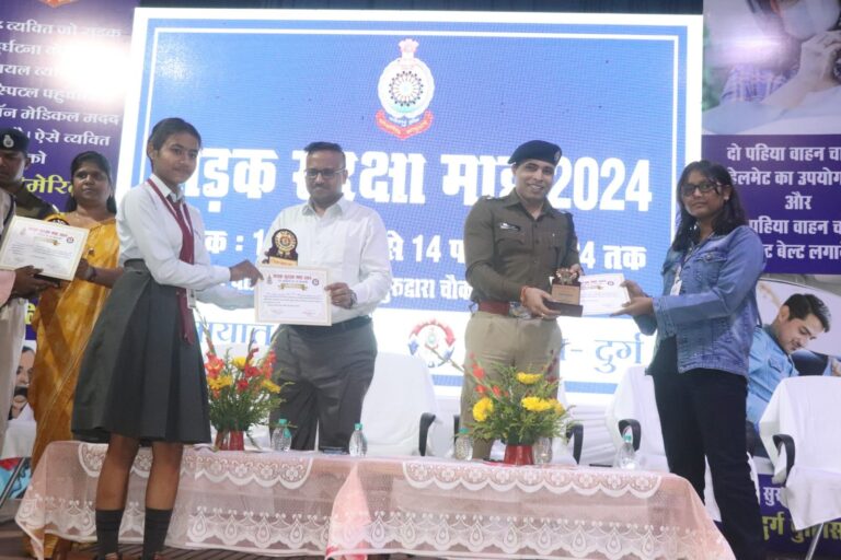 दुर्ग जिला – पुलिस अधीक्षक दुर्ग द्वारा कहा गया पुलिस के डर से नहीं अपने स्वयं की सुरक्षा के लिए हेलमेट एवं यातायात नियमों करने को लेकर क्या कहा पढ़िए पूरी खबर…