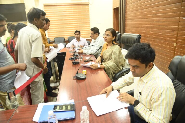 दुर्ग जिला – जनदर्शन दरबार का उद्देश्य भारत को संकल्प विकसित भारत बनाना लेकिन आज भी नागरिकों को अनेकों योजनाएं से वंचित होना जिला प्रशासन द्वारा शायद टीएल बैठक हुई फैल साबित पढ़िए पूरी खबर…