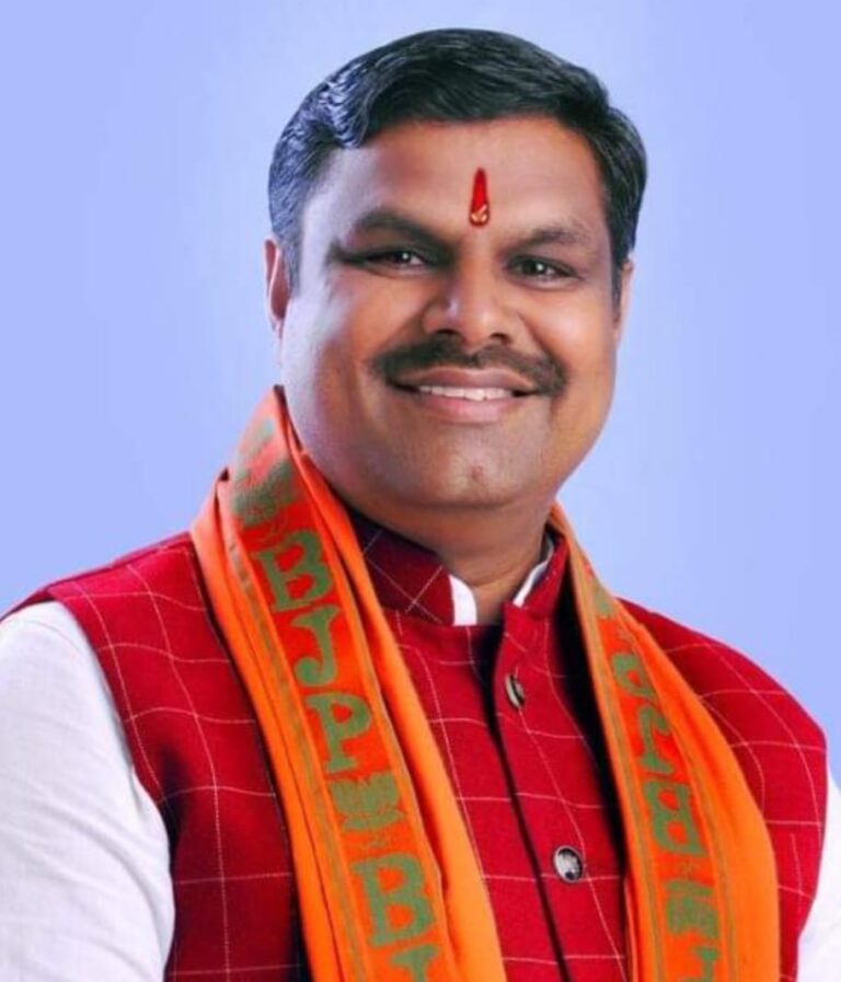 दुर्ग शहर विधायक गजेन्द्र यादव अपने सात माह के कार्यकाल में बड़े आदमी कैसे बनें कौन है खुश और कौन है नाखुश लाड़ले विधायक कुछ दिनों से शहर से बाहर शहरवासियों को अनेकों समस्याएं पढ़िए पूरी खबर…