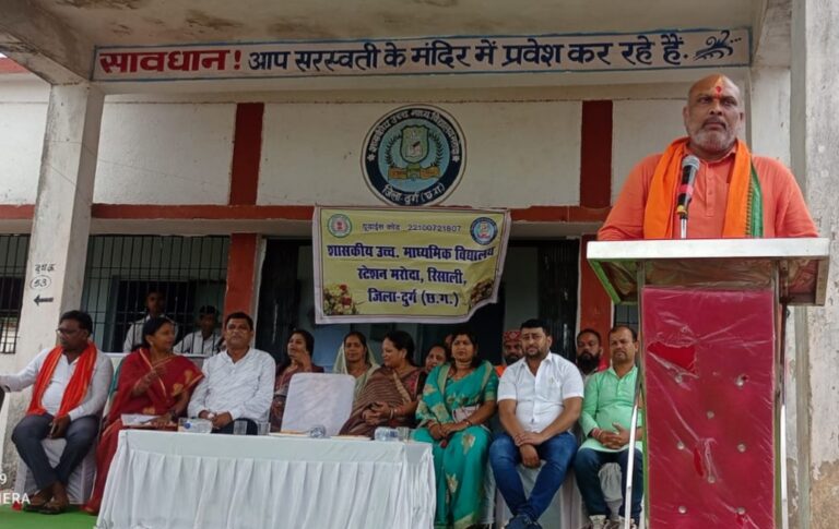 दुर्ग ग्रामीण विधायक ललित चंद्राकर ने कहां कि जो अभाव में रहता है वह सीखता है। स्कूली बच्चों व पालाकों और नागरिकों को संबोधित करते हुए क्या कहां पढ़िए पूरी खबर…