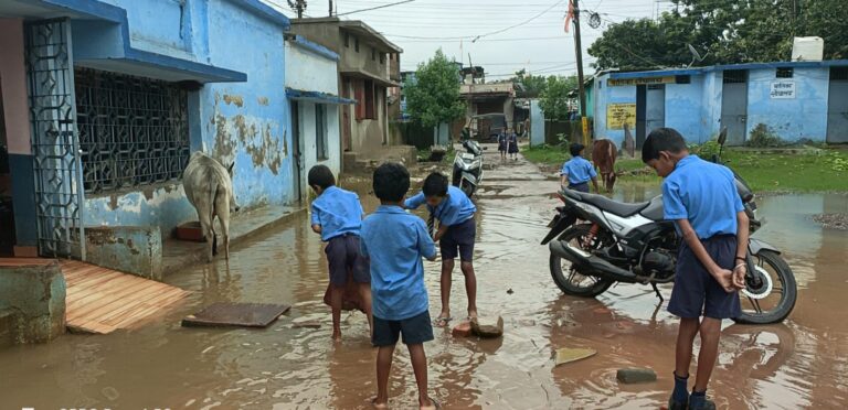 छत्तीसगढ़ सरकार को सरकारी स्कूलों को प्राईवेट कर देनी चाहिए क्योंकि सरकारी स्कूलों में शिक्षकों द्वारा अपने मन की मर्जी मनमानी के चलते कोई पढ़ाई लिखाई नहीं होती और शिक्षकों स्कूलों से महिनों गायब बच्चों के भविष्य के साथ खिलवाड़ पालकगण मौन जिम्मेदार कौन पढ़िए पूरी खबर…