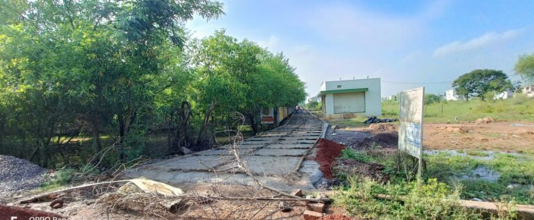 दुर्ग शहर निगम प्रशासन और नेताओं के मिलि भगत से जहां लोगों कि बसावट और निवासरत नहीं वहां किसी रसुखदारों को लाभ पहुंचाने हेतु सड़क निर्माण पढ़िए पूरी खबर…