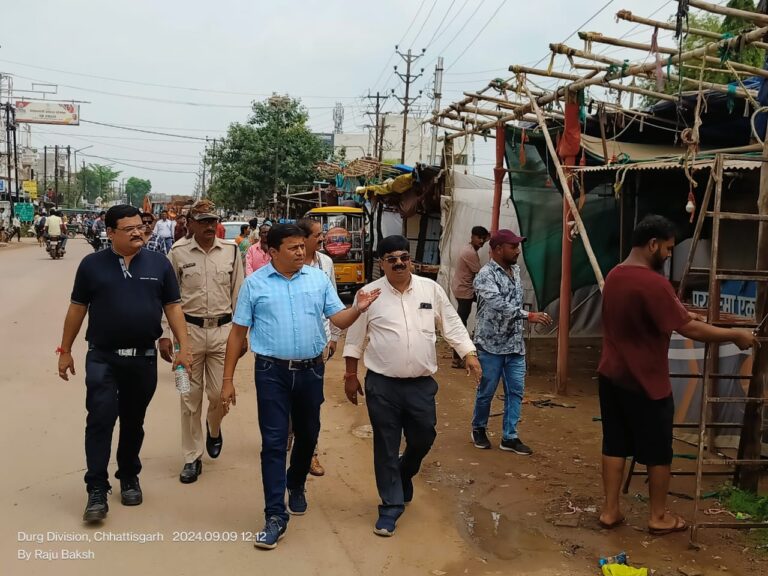 दुर्ग शहर स्थित पोटिया कला चौक में हुई कार्रवाई : भारी विरोध के बीच 42 अवैध अतिक्रमण पर चला नगर निगम का बुलडोजर निगम प्रशासन ने व्यवसाय करने वालो से क्या अपील की गई पढ़िए पूरी खबर…