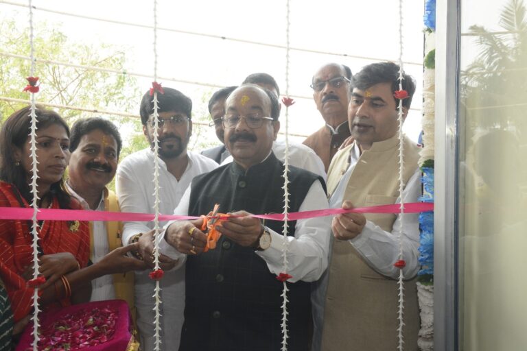 दुर्ग शहर स्थित बोरसी क्षेत्र में जीविका स्व सहायता समूह के माध्यम से संचालित विक्रय केन्द्र हमर हटरी का उपमुख्यमंत्री अरुण साव ने किया शुभारंभ पढ़िए पूरी खबर…