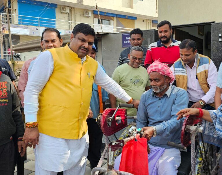 दुर्ग शहर विधायक गजेन्द्र यादव की पहल दिव्यांग संतोष को मिला ट्राईसाईकिल पढिए पुरी खबर…