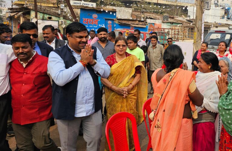 दुर्ग शहर विधायक गजेन्द्र यादव की पहल दुर्ग शहर में बिजली व्यवस्था दुरुस्त करने 220 नये विद्युत पोल लगेंगे पढिए पुरी खबर…